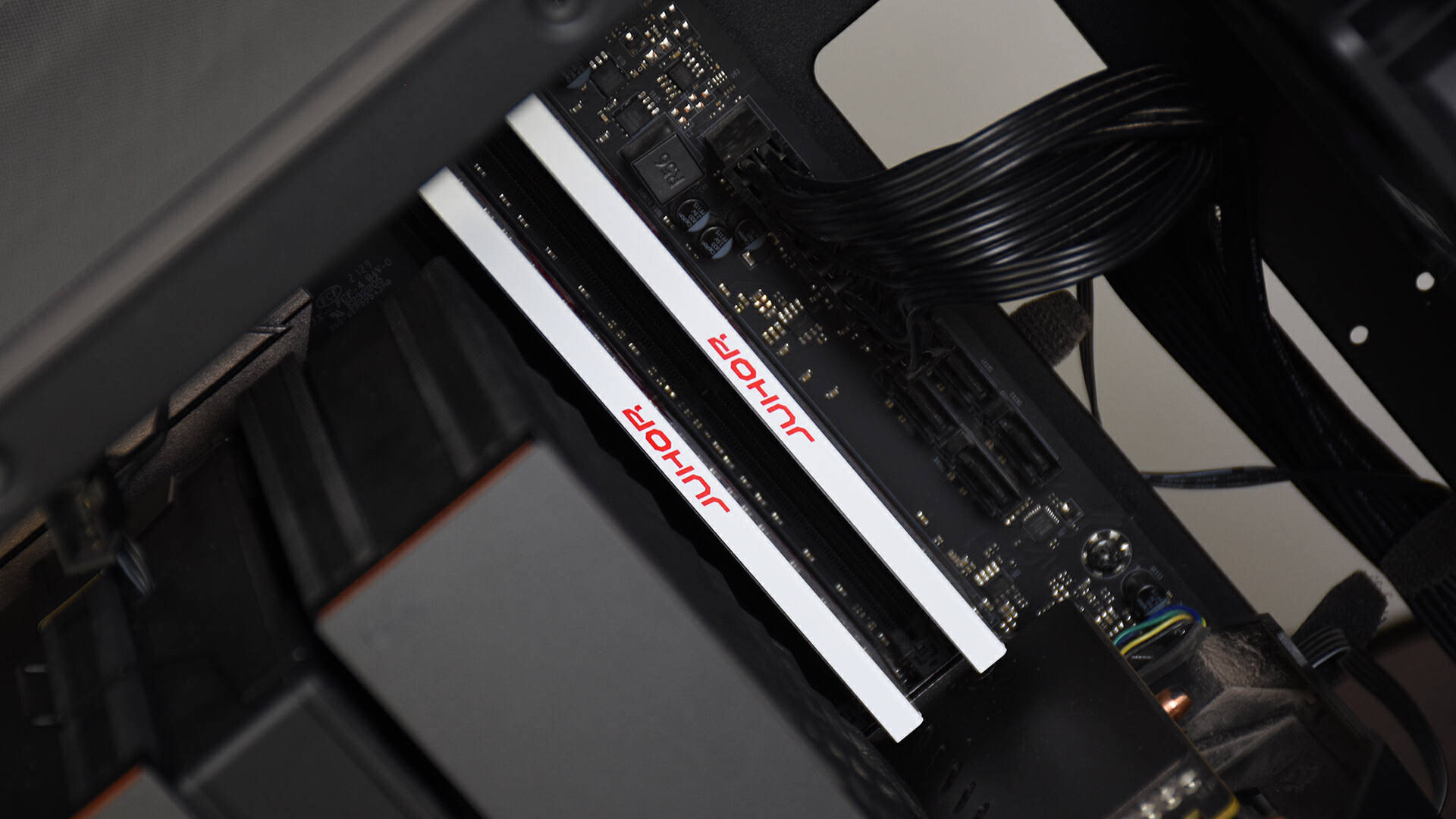 电脑的内存条在哪呢